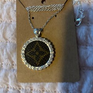 Elegant Gold and Black Pendant Necklace